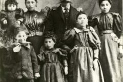 Maria-Luigi-and-children-1898-854x1024-1